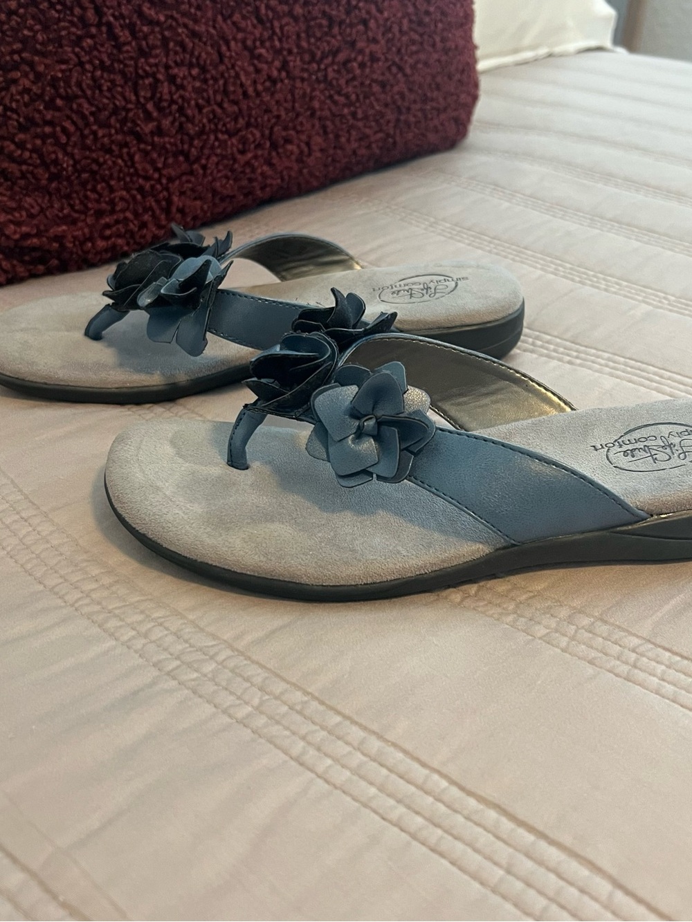 Life Stride Blue Floral Thong Sandals Simply Comfort Casual Travel